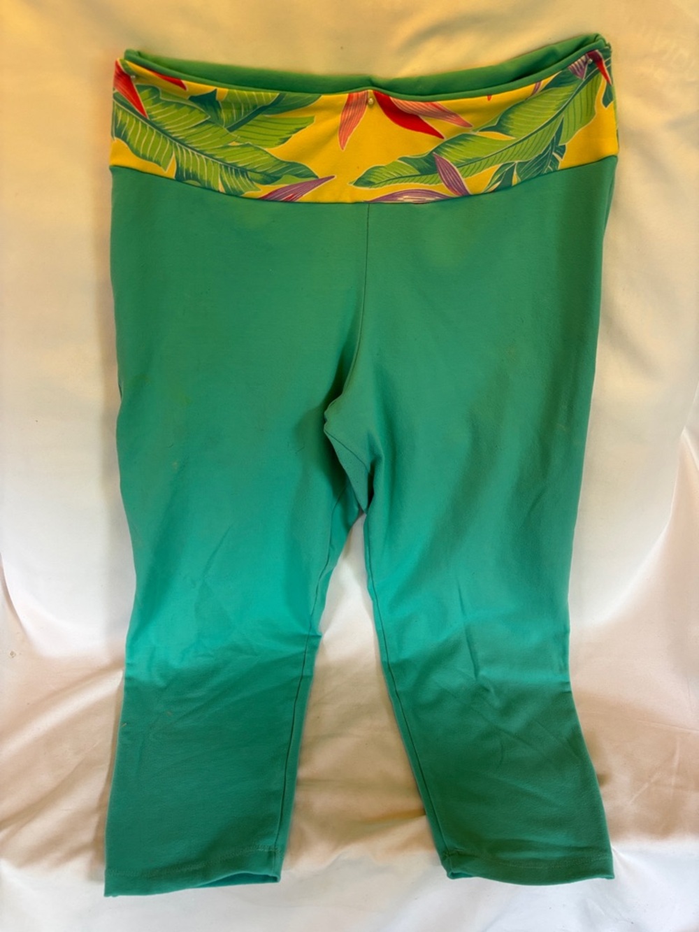 TURQUOISE WOMEN’s CAPRI YOGA LEGGINGS WITH TROPICAL PRINT WAISTBAND - - Picture 9 of 12